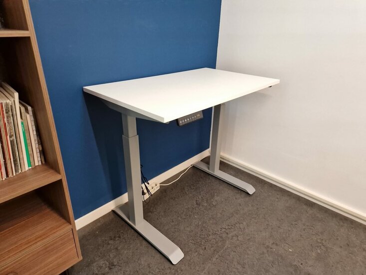 Klein Elektrisch zit-sta bureau - StudyDesk - Actief meubilair Worktrainer.nl